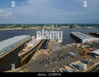 Industrie du chantier naval vue aérienne d'un gros navire gros navire sous-navire Réparation sur quai flottant sur la rivière Delaware Pennsylvania USA Banque D'Images