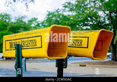 Les porteurs de journaux offrent des réceptacles pour la livraison du courrier du Mobile Register, un quotidien local, 26 septembre 2020, à Mobile, Alabama. Banque D'Images