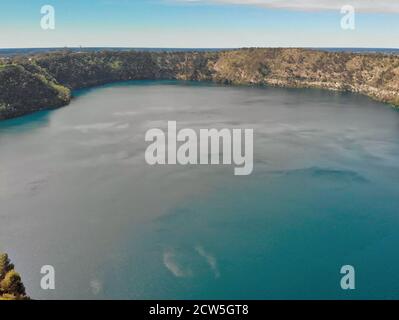 Mount Gambier, Australie méridionale. Vue aérienne de drone sur le magnifique lac Blue au printemps. Banque D'Images