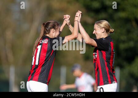 Milan, Italie. 5 septembre 2020. Milan, Italie, 05 septembre 2020, Christy Grimshaw (AC Milan) e Natasha Khalila Dowie (AC Milan) festeggiano dopo il gol pendant l'AC Milan vs Pink Bari - Championnat italien de football série A Women - Credit: LM/Francesco Scaccianoce Credit: Francesco Scaccianoce/LPS/ZUMA Wire/Alay Live News Banque D'Images