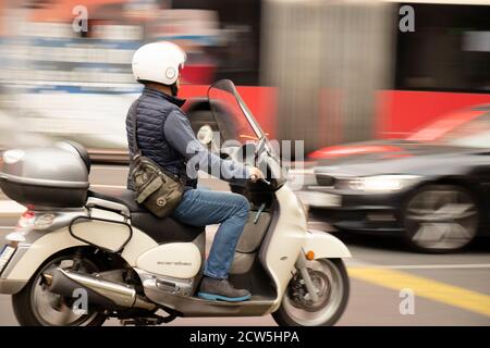 Belgrade, Serbie - 25 septembre 2020 : homme mûr à cheval beige sur une rue animée de la ville, avec des véhicules en mouvement flou Banque D'Images