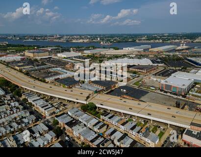 Vue aérienne de petites rues et routes dans un quartier résidentiel en quittant le port sur une rivière le fleuve Delaware avec Philadelphie, Pennsylvanie, États-Unis Banque D'Images