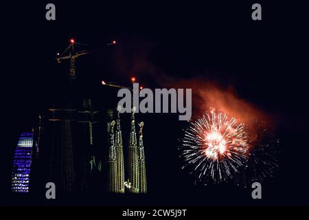 Barcelone, Espagne. 27 septembre 2020. Des feux d'artifice éclatant au-dessus du ciel nocturne sont vus à côté de la basilique de la Sagrada Familia lors d'un spectacle de feux d'artifice à la fin du festival de la ville de Barcelone, la Merce. En raison de la pandémie du coronavirus, cette année, 'merce' a eu lieu sous une forme très réduite et les feux de feu traditionnels marquant la fin du festival devant les Fontaines Montjuic, qui attirent normalement des dizaines de milliers, ont été remplacés par quatre plus petits écrans distribués sur la zone de la ville à voir Depuis les balcons et les toits crédit: Matthias Oesterle/Alamy Live News Banque D'Images