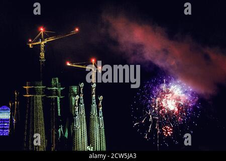 Barcelone, Espagne. 27 septembre 2020. Des feux d'artifice éclatant au-dessus du ciel nocturne sont vus à côté de la basilique de la Sagrada Familia lors d'un spectacle de feux d'artifice à la fin du festival de la ville de Barcelone, la Merce. En raison de la pandémie du coronavirus, cette année, 'merce' a eu lieu sous une forme très réduite et les feux de feu traditionnels marquant la fin du festival devant les Fontaines Montjuic, qui attirent normalement des dizaines de milliers, ont été remplacés par quatre plus petits écrans distribués sur la zone de la ville à voir Depuis les balcons et les toits crédit: Matthias Oesterle/Alamy Live News Banque D'Images