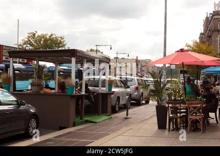 des tables de restaurant sur le trottoir et un kiosque à dîner dans la rue Mis en place par le restaurant Garden Cafe pour se conformer à règlement sur le covid-19 ou le coronavirus dans la nyc Banque D'Images