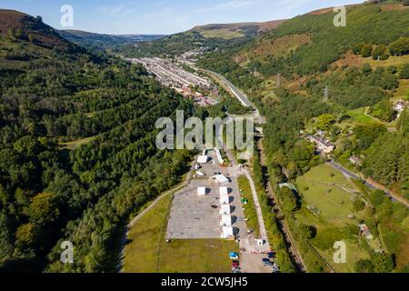 Vue d'un drone aérien d'une traversée du centre d'essais COVID-19 à Blaenau Gwent, pays de Galles Banque D'Images