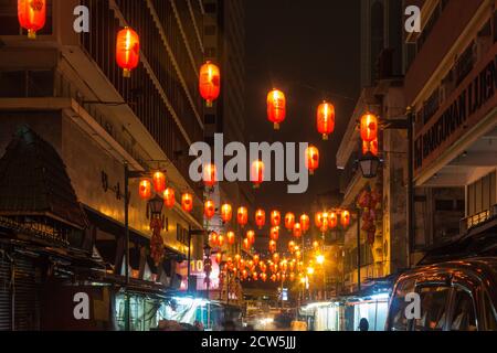 Marché chinois avec lanternes la nuit à Kuala Lumpur, Malaisie Banque D'Images