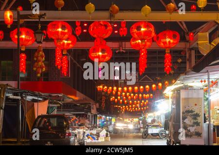 Marché chinois avec lanternes rouges la nuit à Kuala Lumpur, Malaisie Banque D'Images