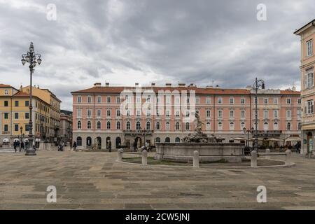 Piazza del Ponterosso (place Ponterosso), Trieste, Friuli Venezia Giulia, Italie Banque D'Images