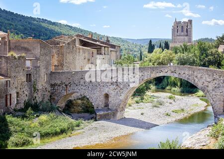 Le vieux pont (Pont Vieux) avec l'abbaye de Sainte-Marie de Lagrasse, France Banque D'Images