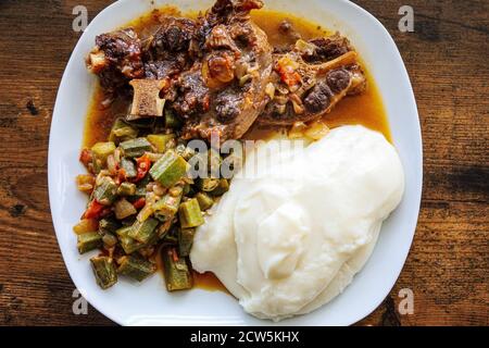 Une assiette de nsima alimentaire malawienne avec queue d'aronde et okra dans la sauce Banque D'Images