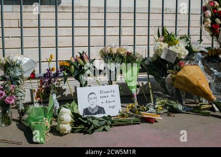 Fleurs et signes à la Cour suprême de Justice Ginsburg Banque D'Images