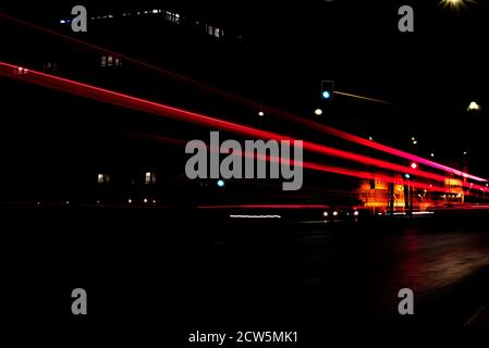 Trafic de nuit dans la ville exposition longue Banque D'Images