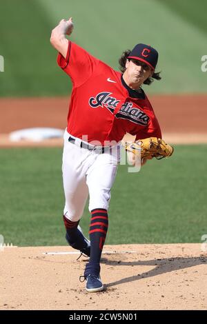 Cleveland, États-Unis. 27 septembre 2020. Cleveland Indians Cal Quantrill (38), lors du premier repas contre les pirates de Pittsburgh au progressive Field à Cleveland, Ohio, le dimanche 27 septembre 2020. Photo par Aaron Josefczyk/UPI crédit: UPI/Alay Live News Banque D'Images