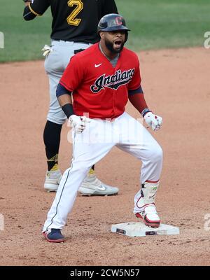 Cleveland, États-Unis. 27 septembre 2020. Cleveland Indians Carlos Santana (41) réagit après avoir frappé un double dans le septième manger contre les pirates de Pittsburgh au progressive Field à Cleveland, Ohio, le dimanche 27 septembre 2020. Photo par Aaron Josefczyk/UPI crédit: UPI/Alay Live News Banque D'Images