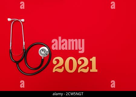 Stéthoscope 2021 or sur fond rouge. Bonne année Banque D'Images