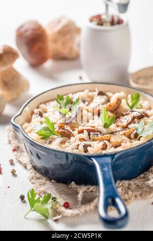 Risotto fait maison à base de champignons sauvages et d'herbes sur bois tableau Banque D'Images