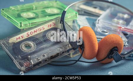 Pile classique de cassettes avec casque orange sur fond bleu canapé Banque D'Images