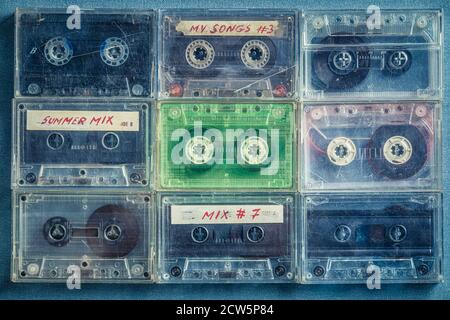 Cassettes audio rétro disposées dans une grille sur un canapé bleu Banque D'Images