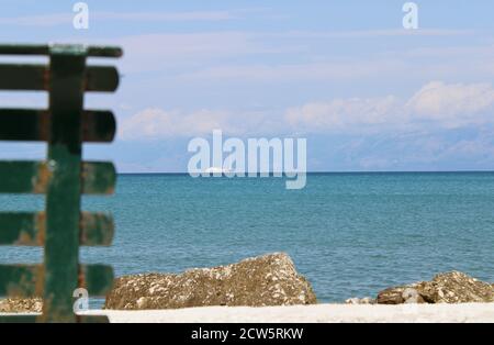 Banc donnant sur la mer à Agnos, Corfou, Grèce Banque D'Images