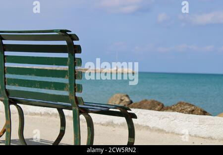 Banc donnant sur la mer à Agnos, Corfou, Grèce Banque D'Images