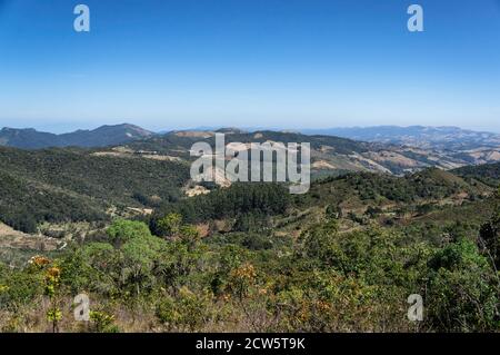 Le paysage montagneux vert environnant sous ciel bleu clair comme vu des points d'observation Pedra da Macela, à l'intérieur du parc national Serra da Bocaina. Banque D'Images