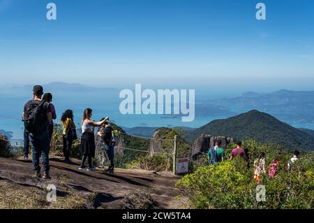 Les touristes prenant des photos et appréciant la vue imprenable sur la baie de Carioca offert par Pedra da Macela points d'observation, à l'intérieur du parc national de Serra da Bocaina Banque D'Images