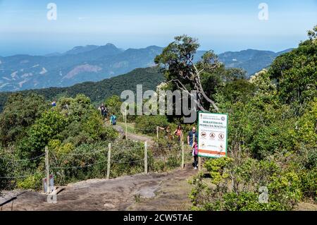 Les touristes se promènant entre les sites d'observation de Pedra da Macela pour profiter de la vue sur le paysage de montagne de la région de Serra do Mar. Banque D'Images