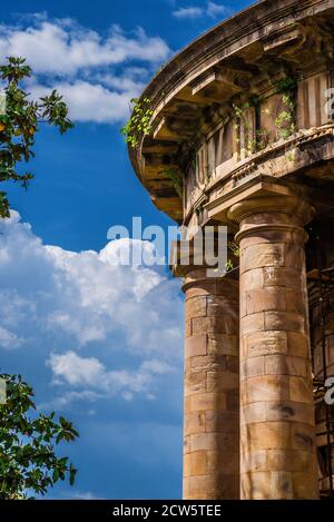 Vieux ruines de l'aqueduc de Lucques. Le temple-citerne en pierre avec colonnes doriques construit dans le style néoclassique en 1823 Banque D'Images