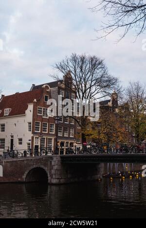 Un pont sur un canal à Amsterdam Banque D'Images