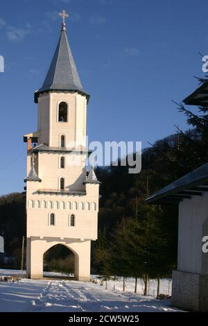 Le clocher du monastère chrétien orthodoxe Nechit, dans le comté de Neamt, en Roumanie Banque D'Images