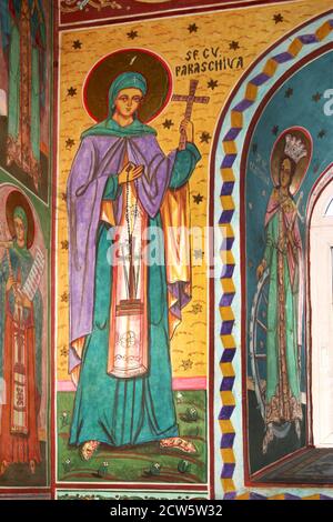 Fresque représentant Saint Parascheva au monastère chrétien orthodoxe Nechit, dans le comté de Neamt, Roumanie. Banque D'Images