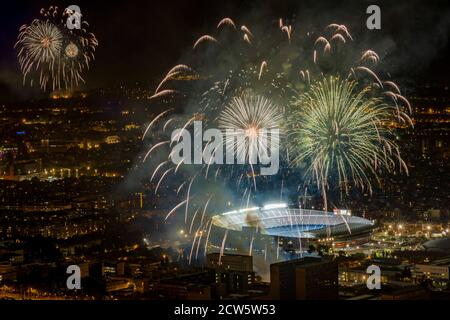 Barcelone, Catalogne, Espagne - 27 septembre 2020 ; les feux d'artifice du festival la Merce explosent dans les différents quartiers de Barcelone, le stade Camp Nou étant illuminé et vide de spectateurs lors du match de la Liga entre le FC Barcelone et le FC Villareal. En raison de la pandémie de coronavirus feux d'artifice pour la Merce Festival a eu lieu dans divers quartiers de la ville afin que les Barceloniens puissent les contempler de ses maisons, aussi à titre de mesure de sécurité les événements sportifs sont encore sans spectateurs. Credit:Jordi Boixareu/Alamy Live News Banque D'Images