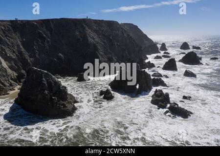 L'océan Pacifique s'écrase contre le bord de mer sauvage et pittoresque de la Californie du Nord. Cette région est connue pour ses paysages côtiers étonnants. Banque D'Images