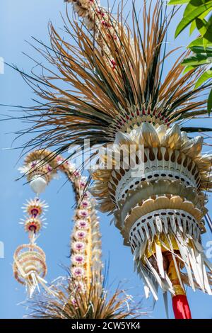 Penjor - Poteaux de bambou en chaume de rue pour la célébration de Galungan de l'hindou balinais. Île De Bali, Indonésie. Image verticale. Banque D'Images