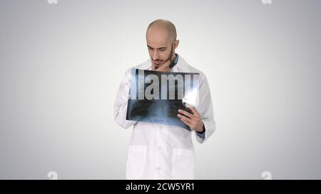 Médecin radiologue regardant l'acquisition de rayons X marchant sur un bac gradient Banque D'Images