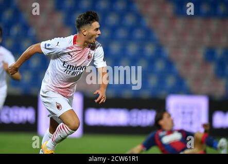 (200928) -- CROTONE, 28 septembre 2020 (Xinhua) -- le Brahim Diaz d'AC Milan célèbre son but lors d'un match de football entre Crotone et AC Milan à Crotone, Italie, 27 septembre 2020. (Photo Alberto Lingria/Xinhua) Banque D'Images