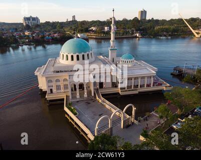 Vue aérienne de la magnifique mosquée flottante de Kuching Or également connu sous le nom de masjid inde pendant le coucher du soleil Banque D'Images