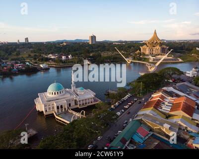 Vue aérienne de la magnifique mosquée flottante de Kuching Or également connu sous le nom de masjid inde pendant le coucher du soleil Banque D'Images