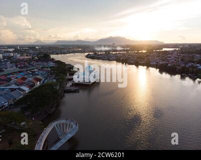 Vue aérienne de la magnifique mosquée flottante de Kuching Or également connu sous le nom de masjid inde pendant le coucher du soleil Banque D'Images