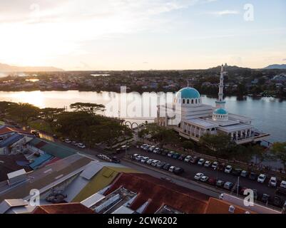 Vue aérienne de la magnifique mosquée flottante de Kuching Or également connu sous le nom de masjid inde pendant le coucher du soleil Banque D'Images