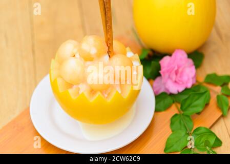 Bingsoo de melon avec du lait concentré sucré sur une table en bois Banque D'Images