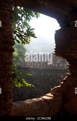 Vue sur le mur du fort par une fenêtre brisée à Jhansi, dans l'Uttar Pradesh, en Inde, en Asie Banque D'Images