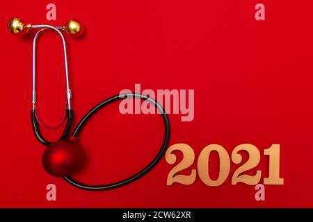 Stéthoscope 2021 or sur fond rouge. Bonne année Banque D'Images