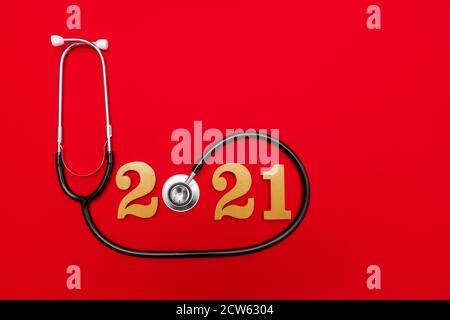 Stéthoscope 2021 or sur fond rouge. Bonne année Banque D'Images