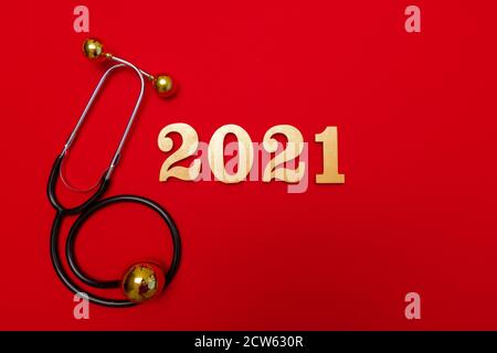 Stéthoscope 2021 or sur fond rouge. Bonne année Banque D'Images