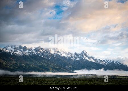Lumière du matin sur la chaîne de montagnes de Grand Teton dans le Wyoming. Banque D'Images