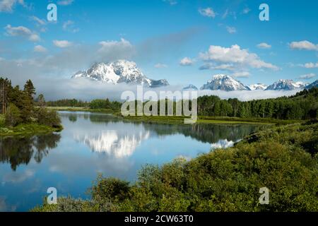 Reflet de la chaîne de montagnes du Grand Teton dans un lac du Wyoming. Banque D'Images
