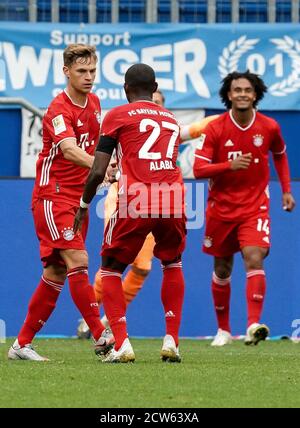 Hoffenheim. 28 septembre 2020. Joshua Kimmich (1er L) de Munich célèbre ses scores avec ses coéquipiers lors d'un match allemand de Bundesliga entre le FC Bayern Munich et TSG Hoffenheim à Hoffenheim, Allemagne, le 27 septembre 2020. Credit: Xinhua/Alay Live News Banque D'Images