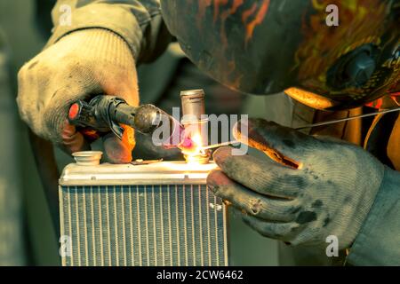 Radiateur en aluminium à soudage à l'arc d'argon pour voiture Banque D'Images